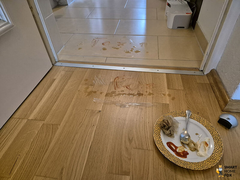 Kaffee, Ketchup und Senf werden auf dem Parkett verteilt